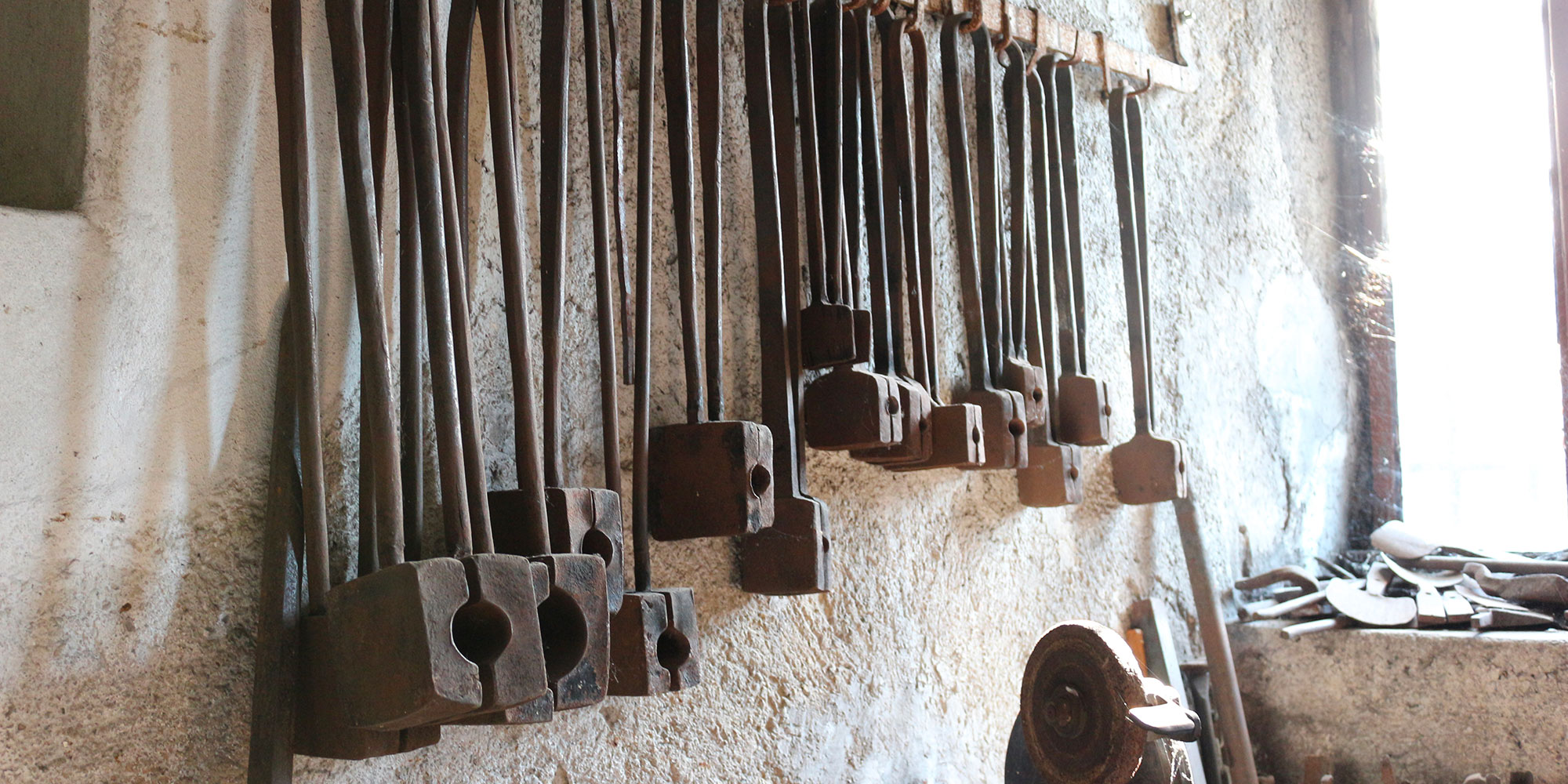 Attrezzi da fabbro nella fucina del musil - museo del ferro di San Bartolomeo a Brescia