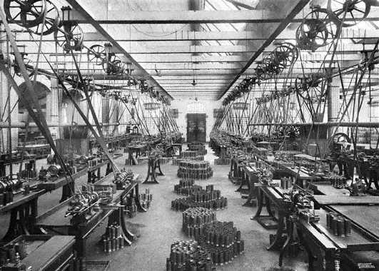 Il reparto torneria per la finitura dei bossoli, nella Metallurgica Tempini di Brescia, durante la prima guerra mondiale
