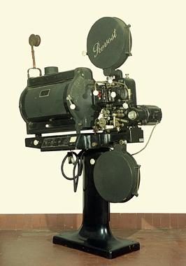 Proiettore modello P10 per pellicole da 35 mm, realizzato negli anni Trenta dalla ditta Prevost di Milano, ora al Museo dell'Industria e del Lavoro "E. Battisti", Brescia, 1995