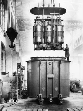 Completamento di un trasformatore trifase da 8.000 kw, Officine Ansaldo di Cornigliano (Genova), 1922