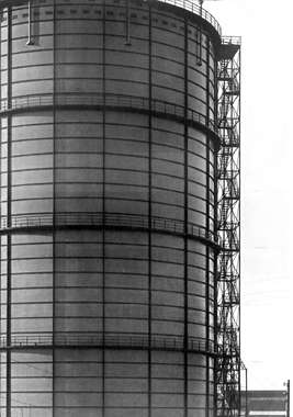 Gasometro da 30.000 metri cubi con sistema a pistone realizzato dall'Ansaldo.