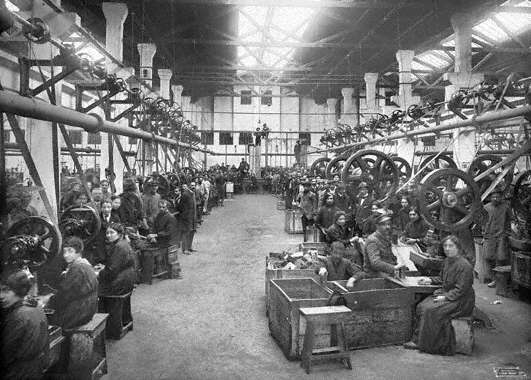 La manodopera del reparto tranciatura lamiere per la lavorazione di caricatori alla Metallurgica Tempini di Brescia, secondo decennio del Novecento.