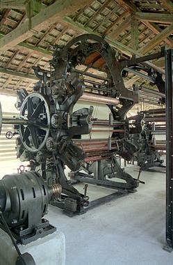 Rotativa a otto cilindri per la stampa di tessuti e velluti proveniente dalla Manifattura di Pontoglio (Brescia), ora al Museo dell'Industria e del Lavoro "E. Battisti", Brescia, 1994.