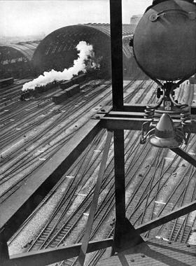 Veduta dall'alto della Stazione Centrale di Milano prima dell'elettrificazione ferroviaria.