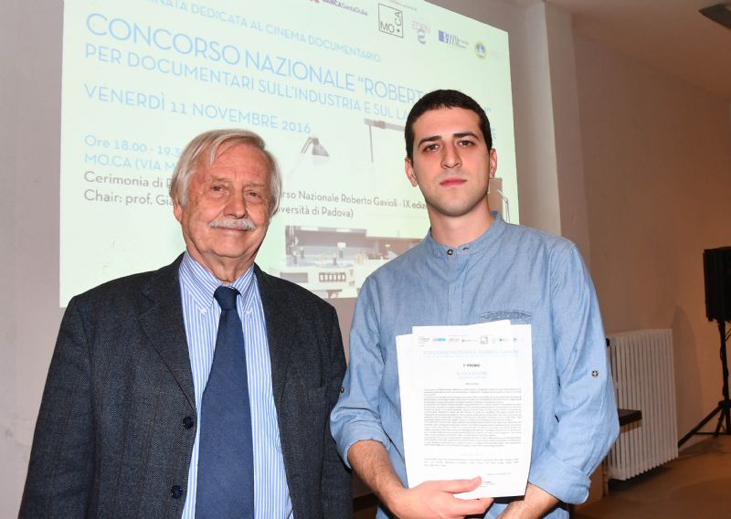 Il presidente della Giuria, Gian Pietro Brunette, con il vincitore del concorso, Mattia Epifani