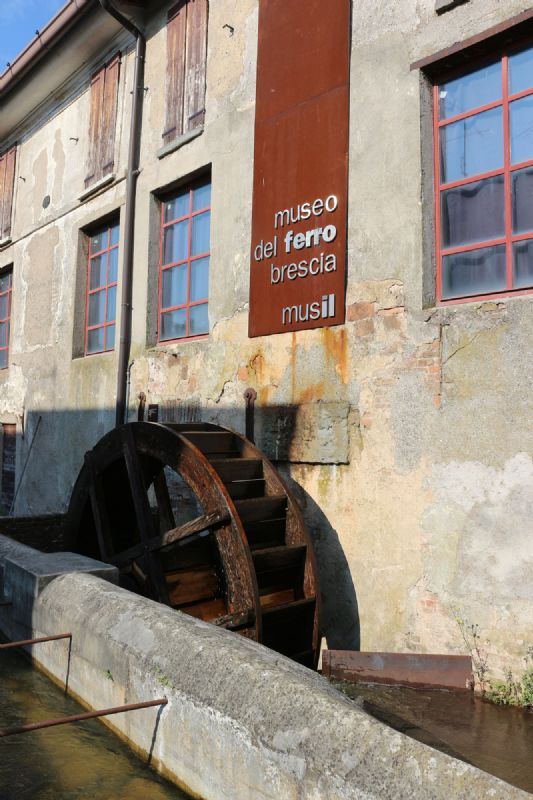La grande ruota idraulica in legno al Museo del ferro di San Bartolomeo a Brescia